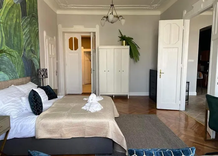Orangehomes Panthera Luxury Apartment